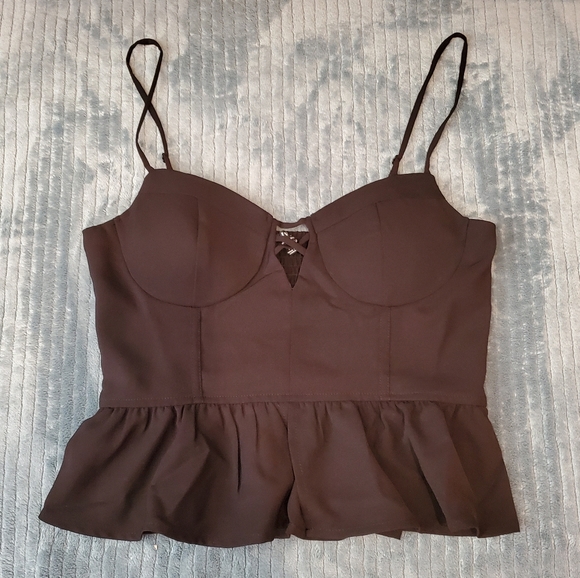 FRONT CUT OUT RUFFLE TOP - Picture 3 of 6